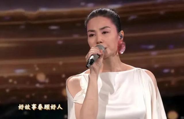 年初一谢霆锋带2个儿子街头漫步,父子三人一样高,他头发都白了