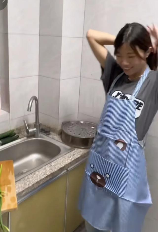 解清帅大妹炸酱面吃不完给哥哥吃，网友：感情好二哥也不嫌弃