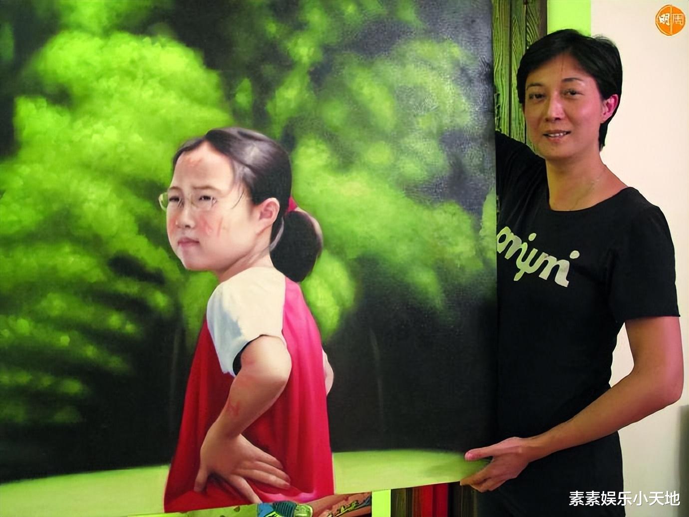 1999年吴绮莉怀孕6个月,为小龙女准备婴儿鞋,头戴帽巾做孕妇