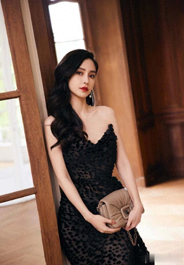 Angelababy衣服上的线是不是拉太紧了啊 ,看上去还挺美!