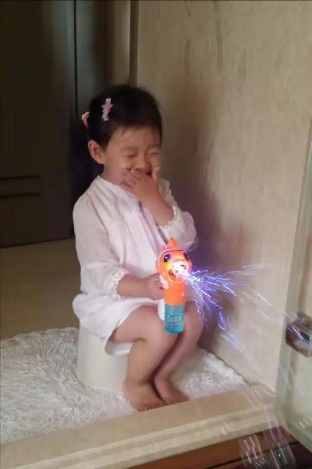 带弟弟回北京,安排母亲下葬,11岁的小玥儿终于活成了大S翻版