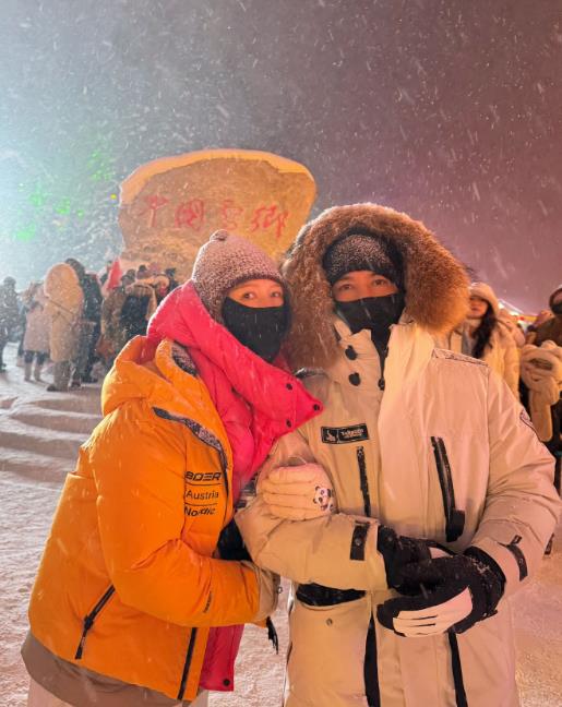 蔡少芬一家五口哈尔滨度假，穿两件羽绒服仍好冷，睫毛上挂满冰碴