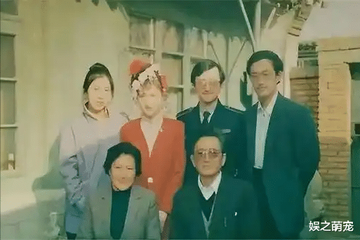 3亿换一个点头,发妻病逝1年后另娶小25岁娇妻,坐拥3000亿金帝国