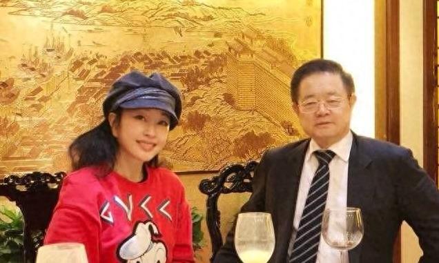 刘晓庆为老公亲自下厨!做饭打扮粉嫩娇美,74岁风韵犹存状态无敌