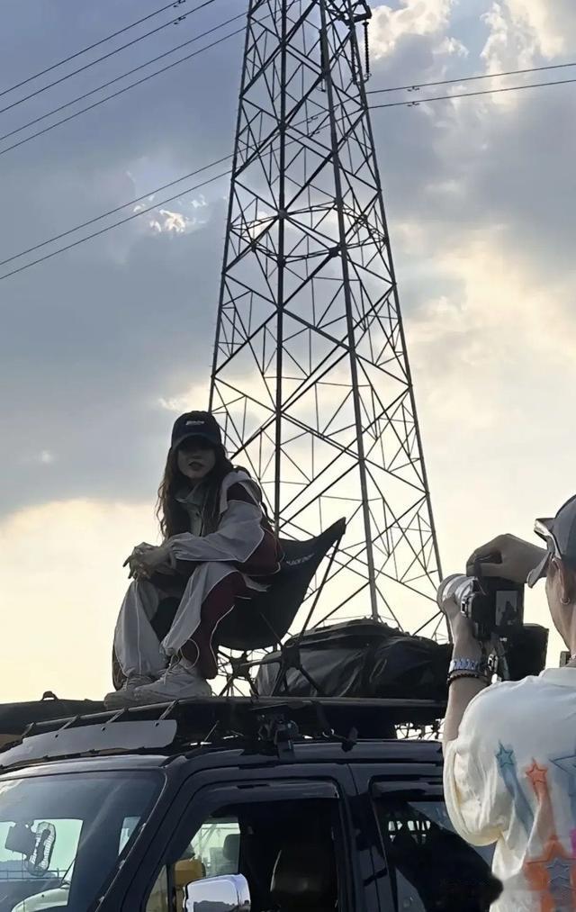 42岁李小璐山顶拍摄被偶遇,个子好矮像1米5,浓妆艳抹愁眉苦脸