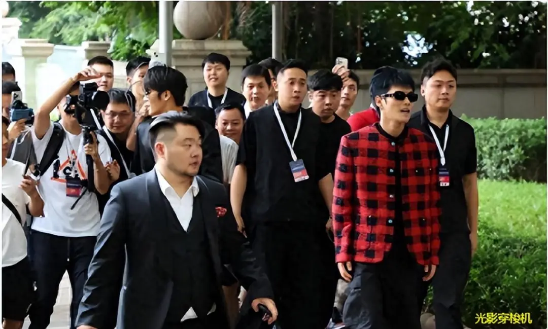 香港这一夜,小杨哥的江湖地位展现的淋漓尽致,TVB众星为其站台