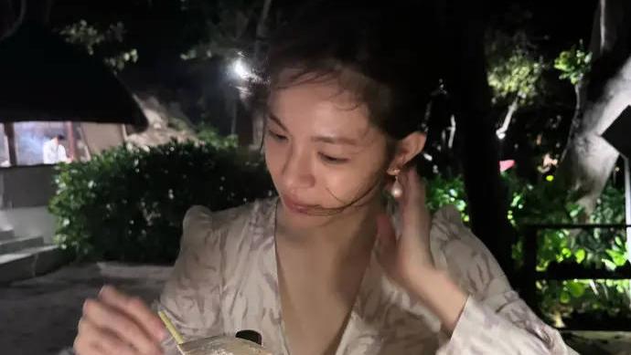 钟楚曦胆子真大，穿着深V睡衣夜里在街边喝椰汁，紧身吊带出镜身材傲人