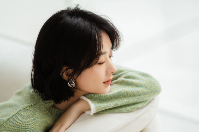 赵丽颖最新大片曝光，表情好娇温婉可人，太美太会拍了