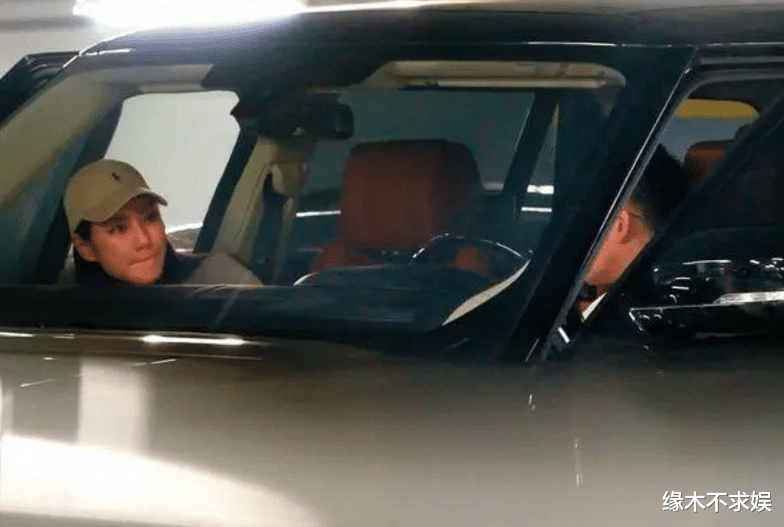 汪小菲带女儿滑冰!女友穿露脐装身材好,细节见小玥儿和后妈关系