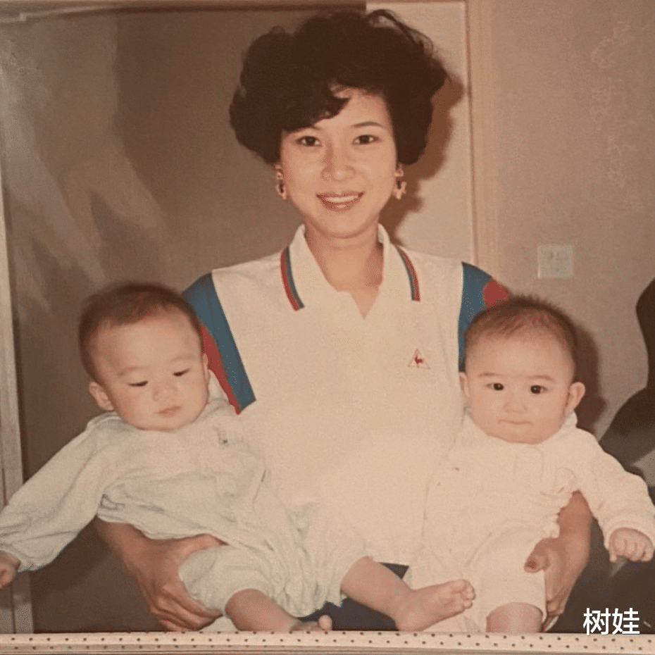 何超莲带姨妈去非洲,73岁芳姨满头银发好有型,长相与陈婉珍神似