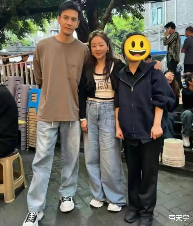 44岁的小李琳逛街吃烧烤被吐槽变胖了,网友:对女人这么大敌意