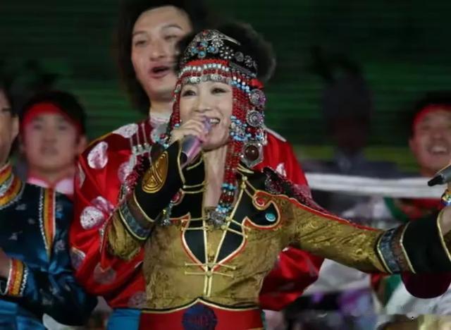 看了刀郎现状,终于知道为什么,斯琴格日乐不再被观众原谅!