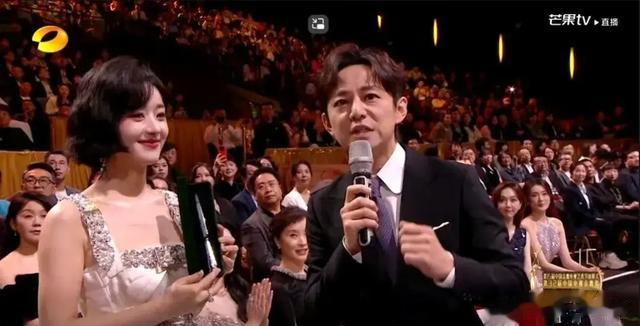 金鹰奖：李沁获大鸡腿，何炅对吴越祝福成反讽，高叶获奖人很懵！