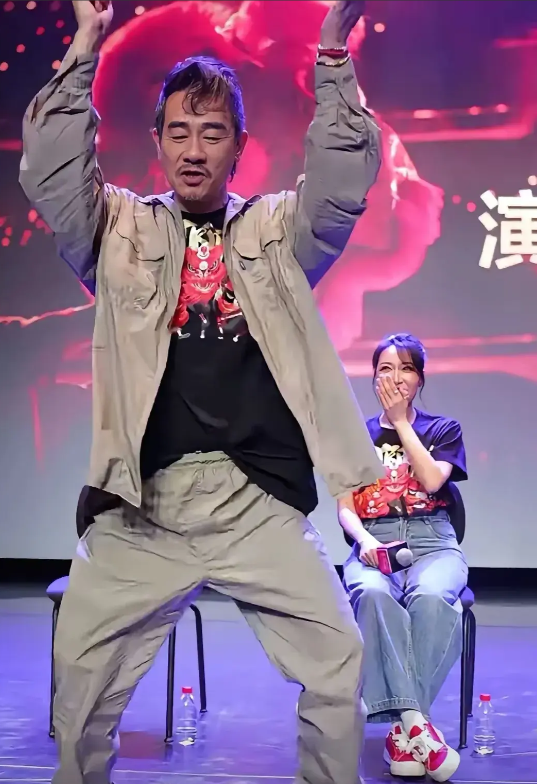 陈小春近照曝光，本人皱纹明显好似小老头，57岁和老婆差距大