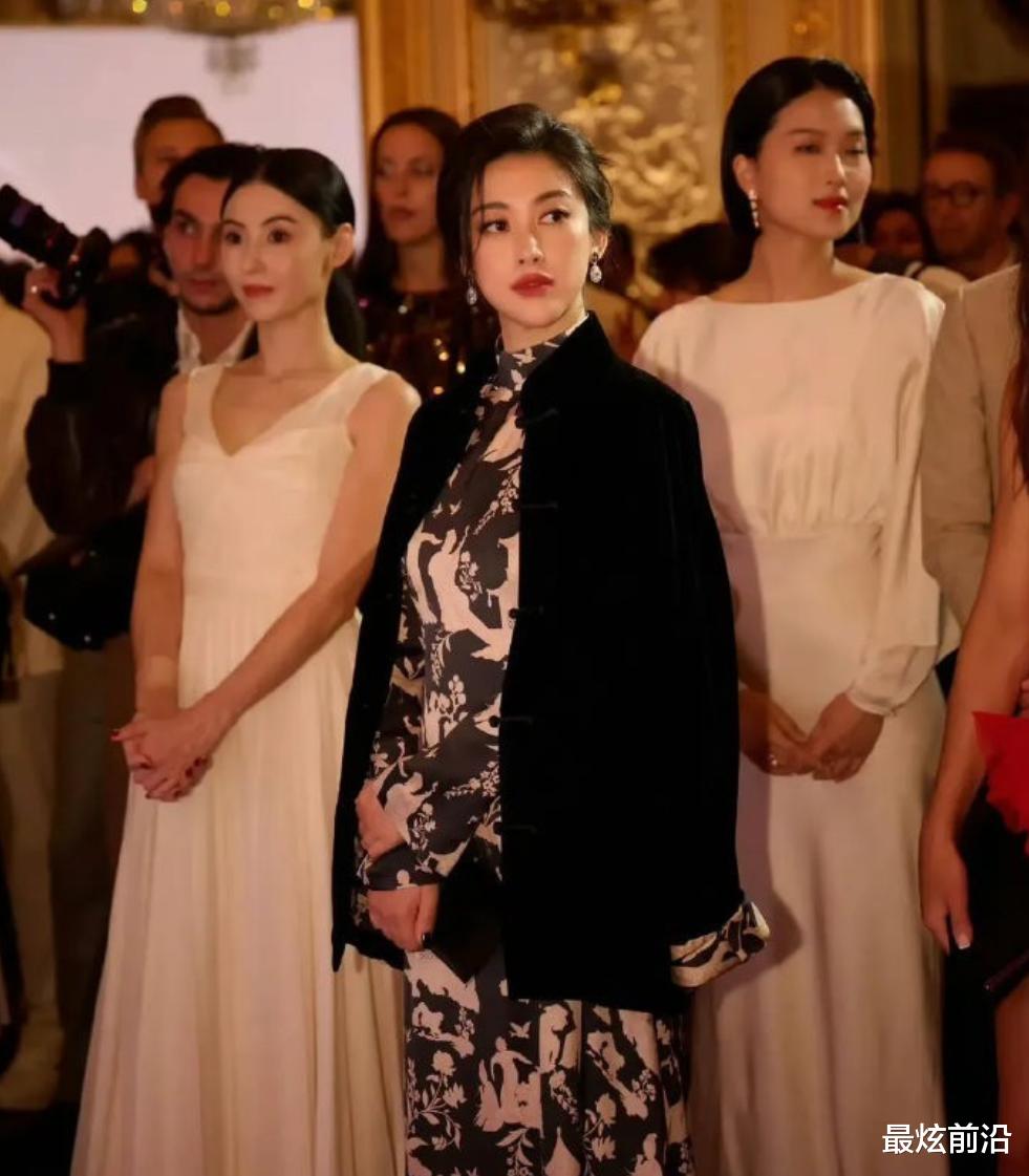 当44岁张柏芝和40岁朱珠同框，我才发现，美丽在气质面前不值一提