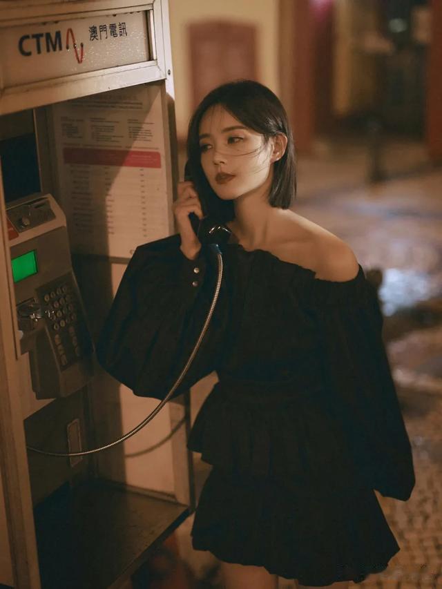 李一桐一字肩黑裙短发造型