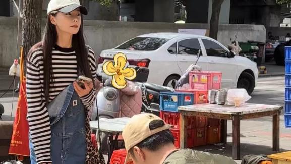 杜海涛沈梦辰路边摊吃面，穿万元衣担心被弄脏，脖子上围一圈纸巾