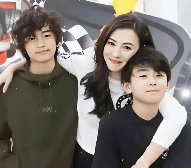 年初一谢霆锋带2个儿子街头漫步,父子三人一样高,他头发都白了