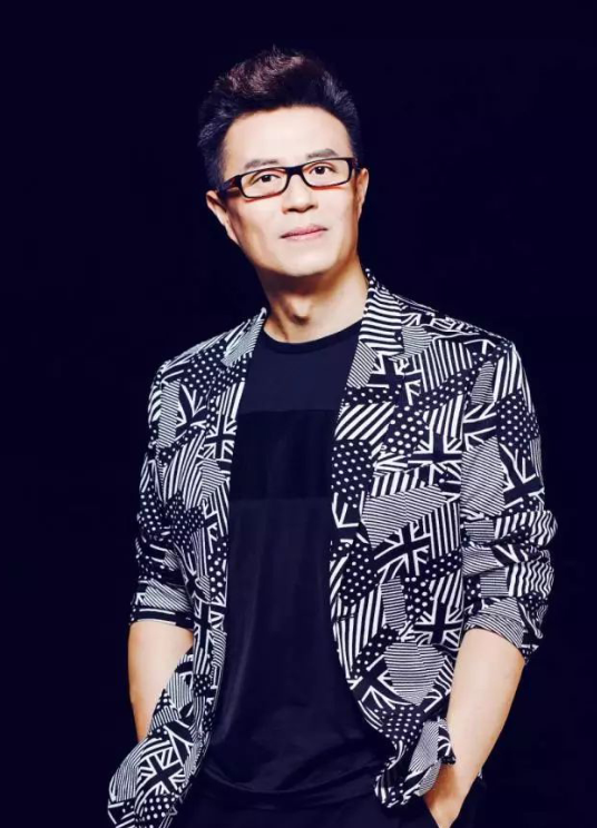 白燕升：曾是央视主持人，妻子结婚后不幸瘫痪，现如今儿女双全