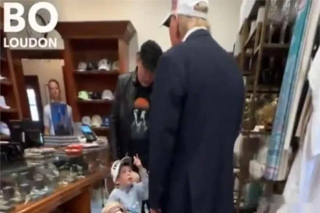 马斯克带娃逛礼品店,亿万富翁平凡父爱时刻