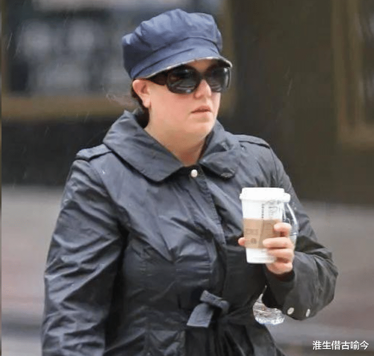 50岁莱温斯基罕见露面，又美又瘦真迷人，活成拉链门丑闻中的赢家