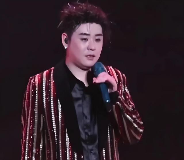 德云社张云雷演唱会惹争议，发福油腻判若两人，网友评论言辞激烈