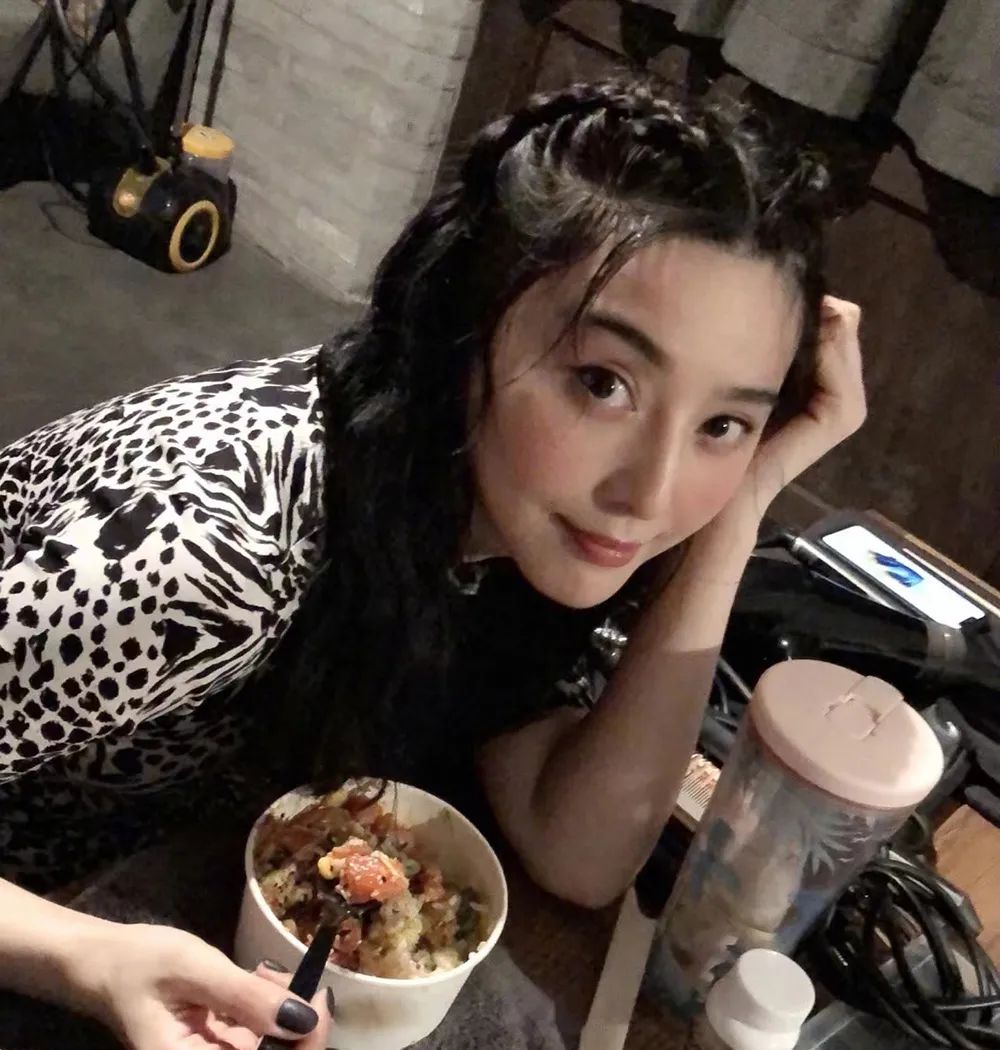44岁范冰冰亲自吃盒饭,穿豹纹上衣羞红了小脸,水嫩的像24!