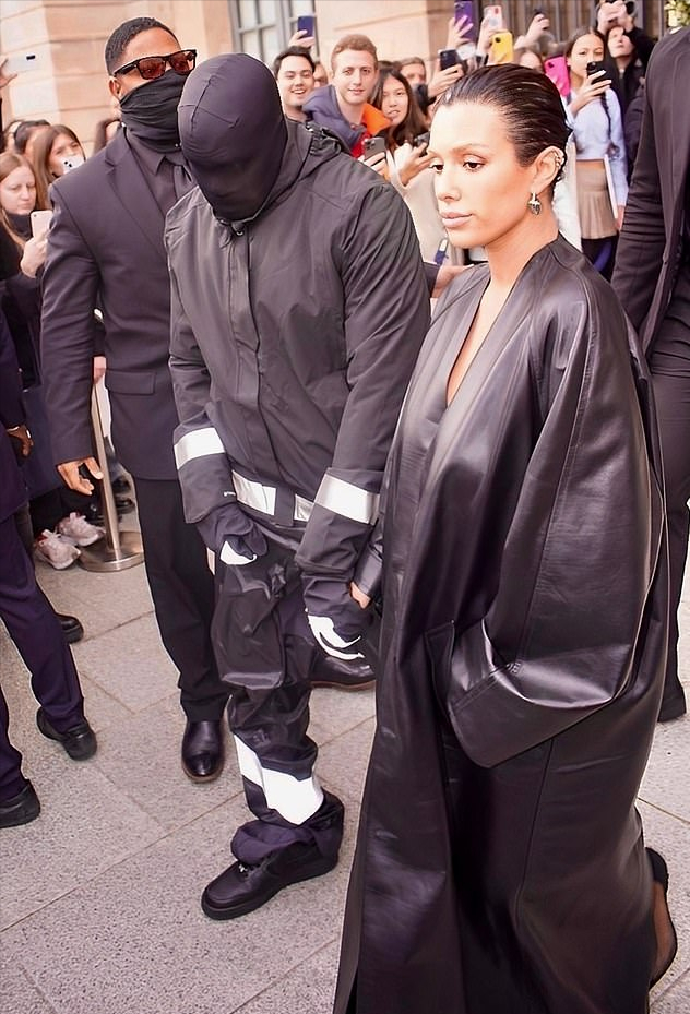 坎爷老婆在巴黎“好好穿衣”!穿皮风衣成女神,坎爷蒙脑袋变奇葩