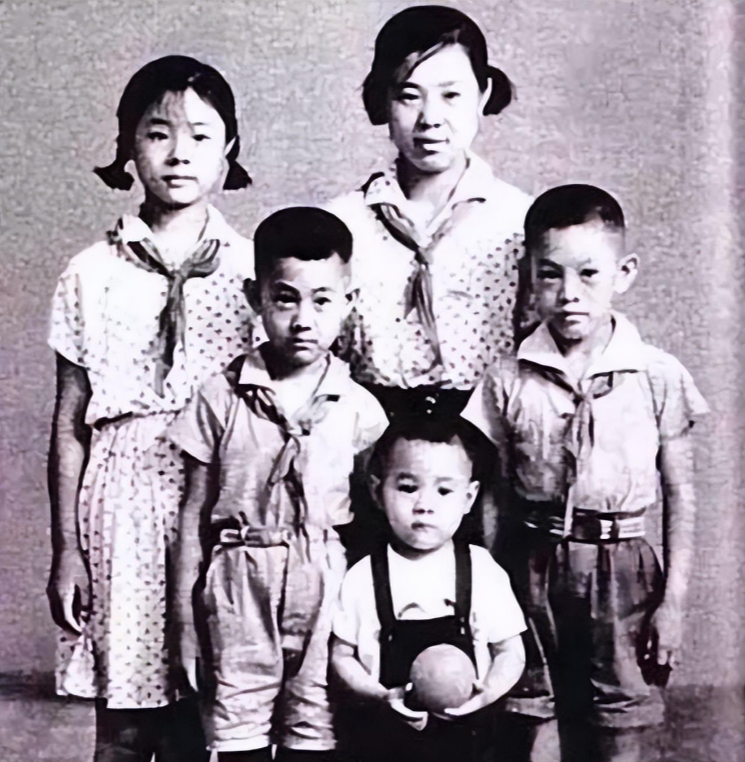 李连杰二哥李连利:弟弟给大哥120万年薪,他却住农村死于喉癌