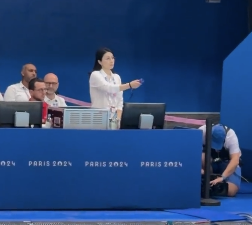 郭晶晶奥运会裁判长造型曝光,穿白衬衣戴眼镜,气质干练又美又飒