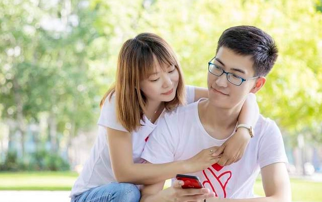 42岁的我,误入儿子的大学派对,那夜的奇遇让我找回青春的心跳。