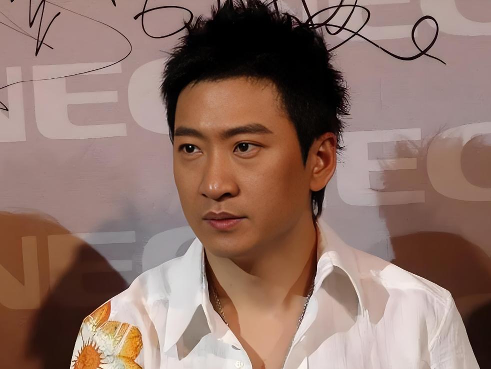 周杰:有钱也没用!自双亲去世,春节到处找人陪,除夕夜还住酒店