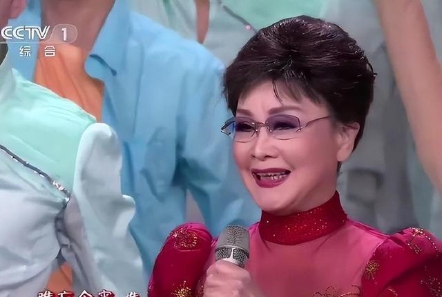 80岁李谷一罕见露面!与付笛生夫妻同框,素颜无假发人已瘦到脱相