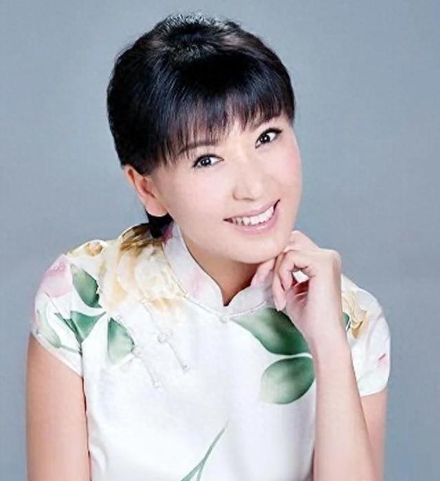 闫学晶:200万给儿子办婚礼,普通朋友坐3500那桌,明星坐5万那桌