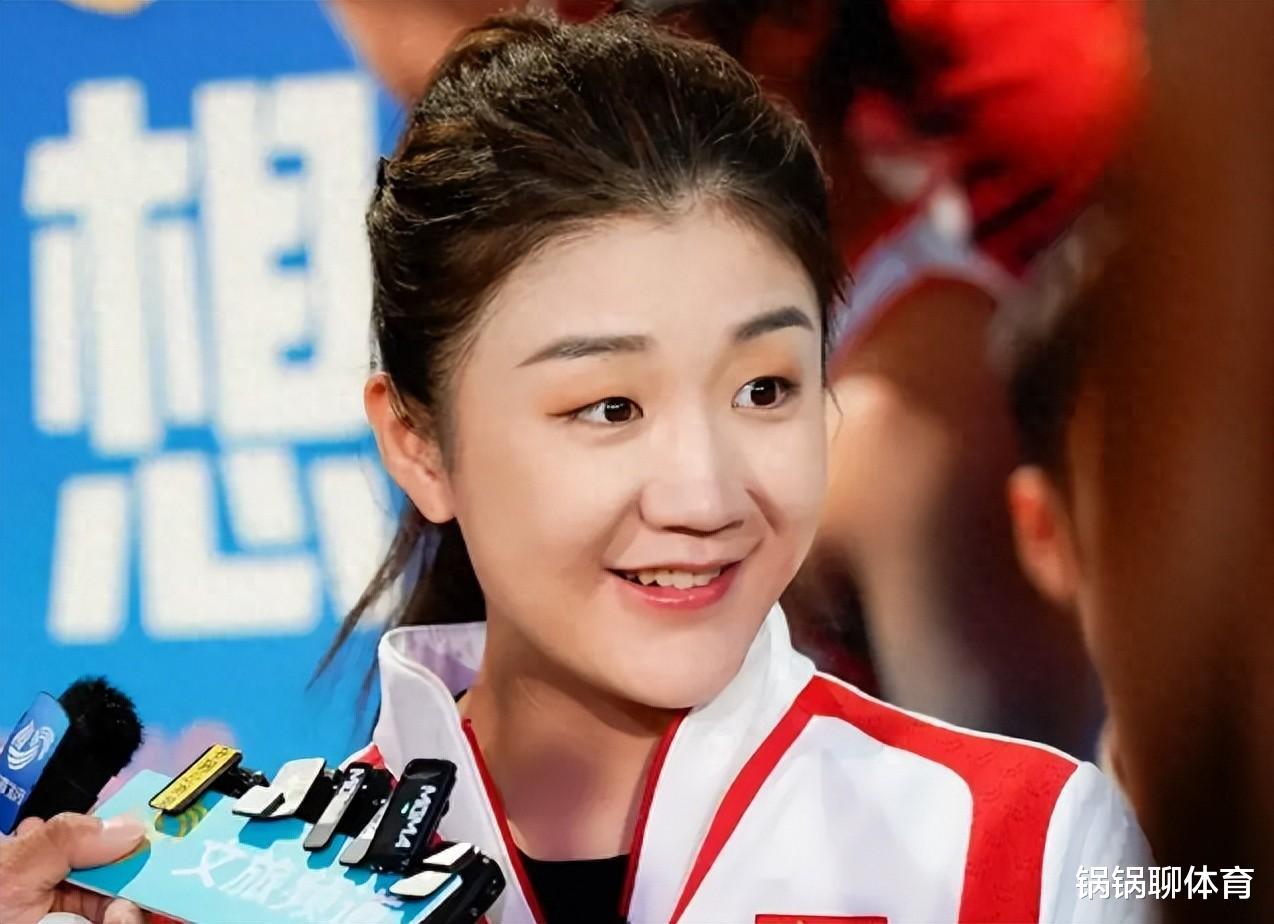 陈梦回青岛了,92岁姥姥接机!1年没回却只能待2天,还约了黄晓明