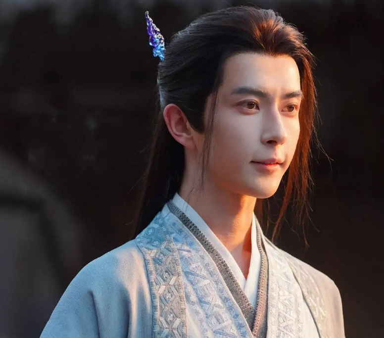 《一伞烟雨》播4小时拿下飙升榜第一，连看4集后，我要说：此剧要爆