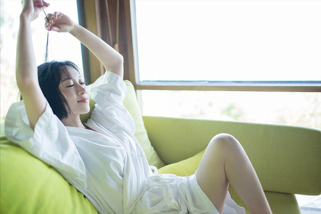 多次主演却捧不红,41岁却被《雪迷宫》黄景瑜带火,现实中很漂亮