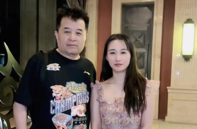 突发!曝65岁毕福剑老来得子,草帽姐证实,透露其拼命接商演