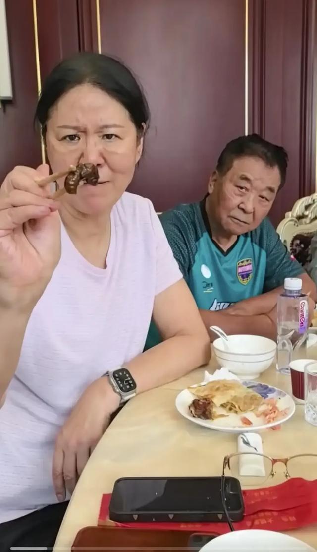 郎平回天津老家,素颜聚餐,印第安纹明显一脸凶相,被指医美失败