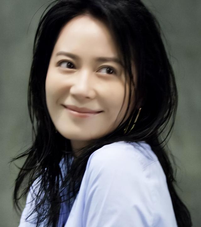 终于理解贾静雯了，如果周围的同学都长成这样，她的自卑就正常了