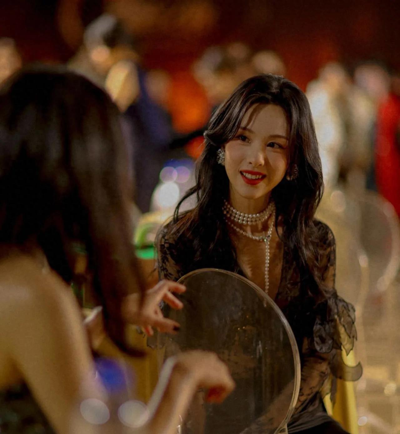 后台社交成“名利场”！谁是香饽饽、谁被裁合照，明星关系摊牌了