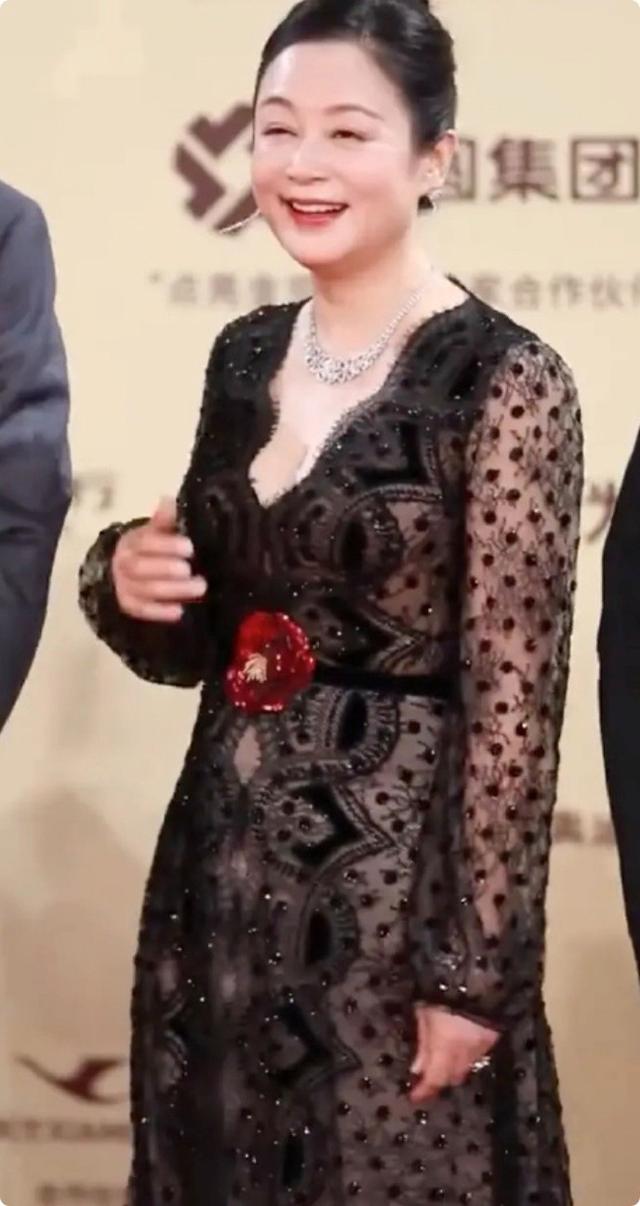 谁说年过中年不能火辣,55岁陈红告诉你,什么叫娱乐圈顶级身材