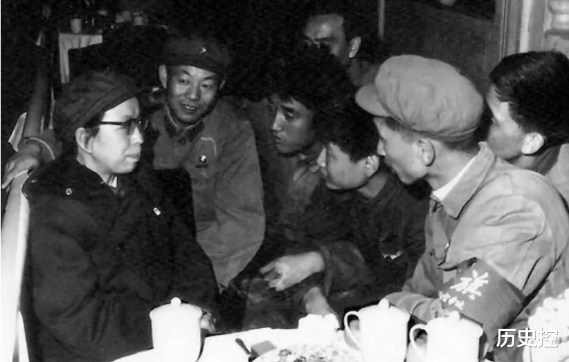 江青在天安门城楼上和红卫兵代表亲切交谈，笑容十分灿烂