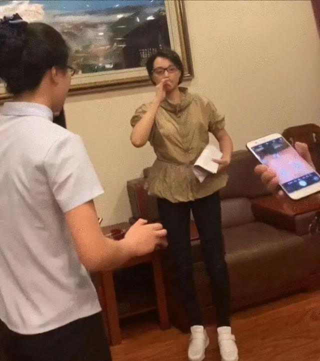 路人偶遇董卿，白发分明素颜干巴巴的，一股子姨味并没那么有气质