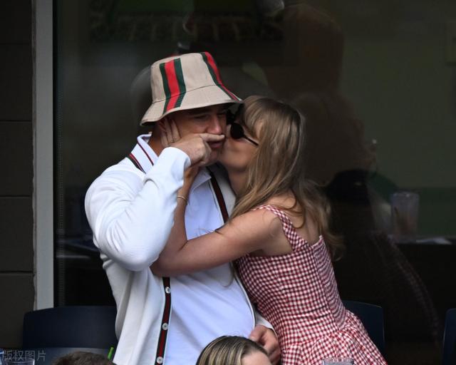情到浓时方恨少！“霉霉”泰勒斯威夫特和男友亮相看台，贴身亲吻