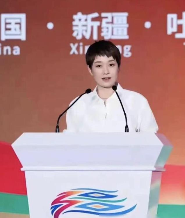 森林北在新疆街头工作，女干部气质显著，身材好，又美又飒