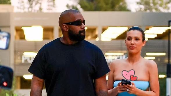 坎耶29岁妻子泳衣外穿现身街头，与歌手丈夫十指紧扣笑得一脸灿烂