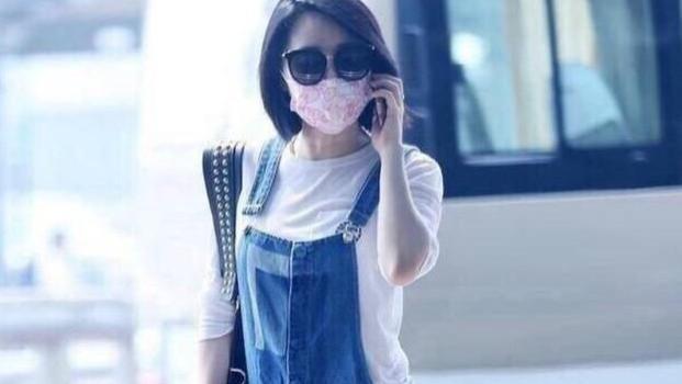 许晴越老越时髦！55岁还穿背带裤+白T恤走机场，嫩得像个大学生