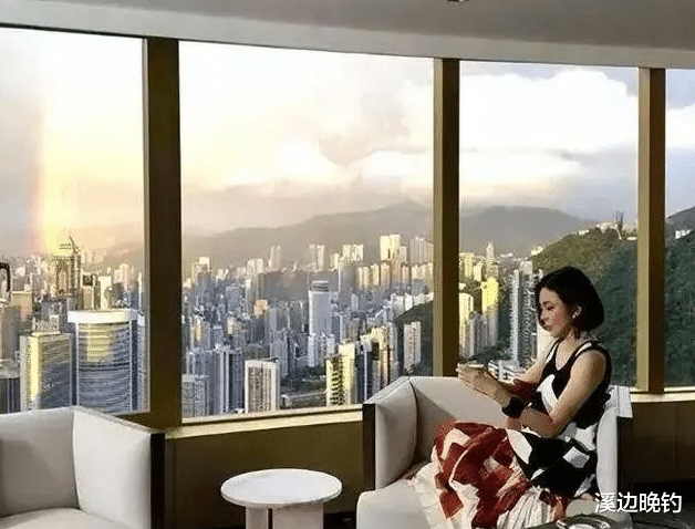 62岁关之琳在豪宅与小鲜肉依偎在一起,穿搭时髦容光焕