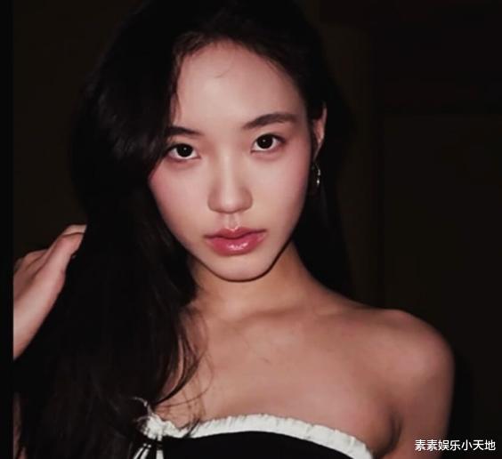 许老三小学毕业走性感路线，12岁穿露肩裙擦口红，比两个姐姐漂亮